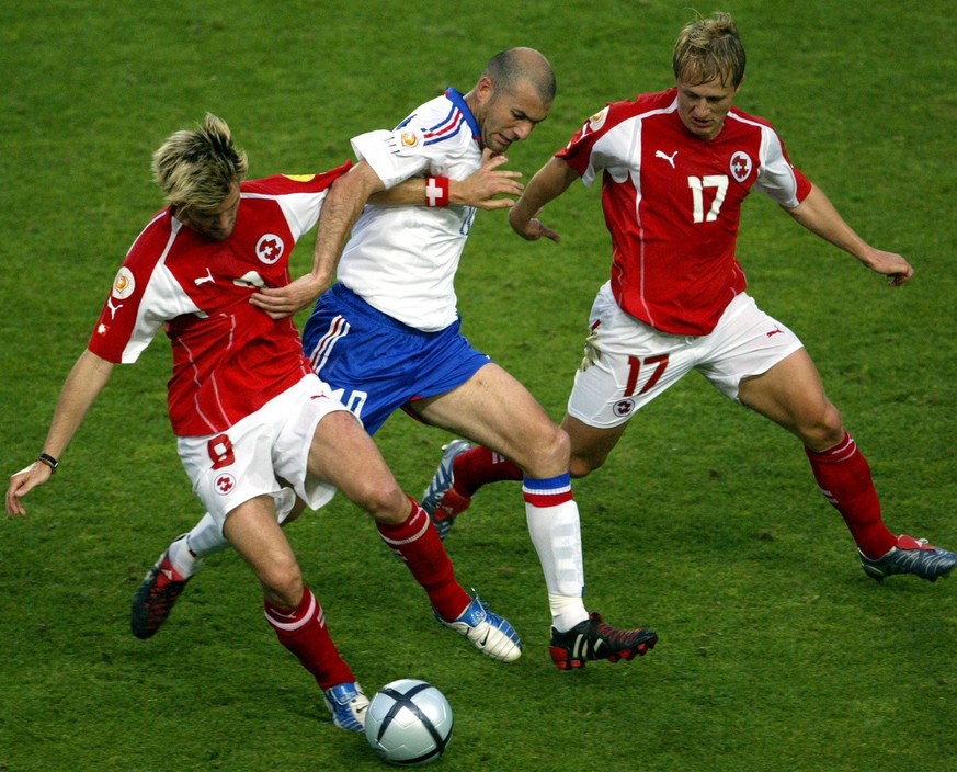 2002 bis 2010: Für die&nbsp;Schweiz&nbsp;bestritt Christoph Spycher insgesamt 47 Länderspiele. Hier versucht er an der EM 2004 gemeinsam mit Raphael Wicky (links) den grossen Franzosen Zinedine Zidane ...