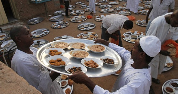Ramadan im Sudan: Speisen werden für das nächtliche Fastenbrechen vorbereitet.