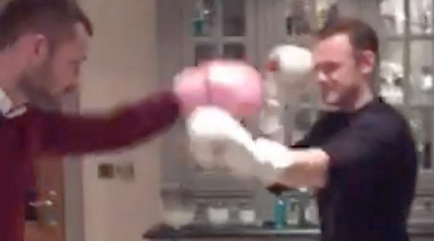 Hobby-Boxer Wayne Rooney (rechts) misst sich mit&nbsp;Phil Bardsley.