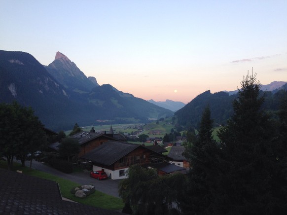 Was für ein Start in die 49. Etappe: Der Mond steht noch am Himmel. Blick von Saanen nach Waadt.