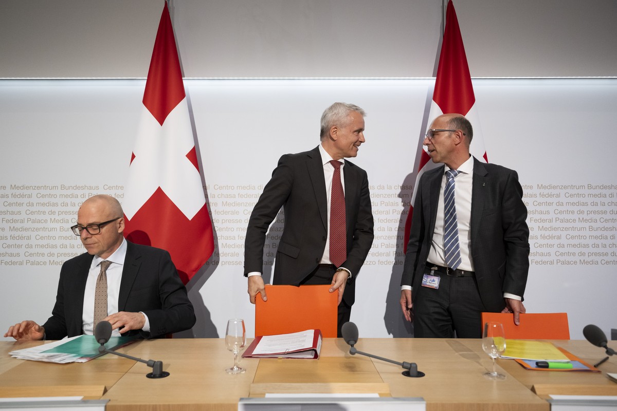 KEYPIX - Bundesrat Beat Jans, Mitte, spricht mit Christoph Amstad, Vizepraesident Konferenz der kantonalen Sozialdirektorinnen und Sozialdirektoren (SODK), rechts, neben Vincenzo Mascioli, Staatssekre ...