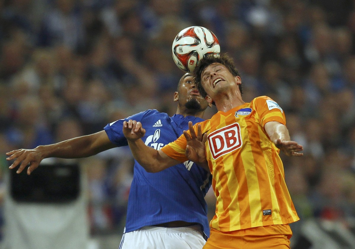 Eric Maxim Choupo-Moting im Duell mit Valentin Stocker, der gegen Di Matteos Team nicht zu vielen Bällen kam.