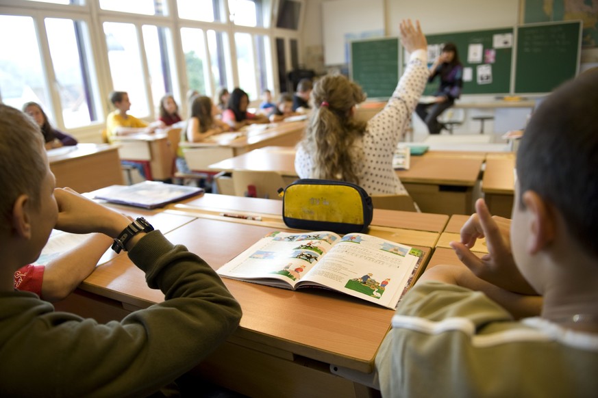 ARCHIV --- ZUR ENTSCHEIDUNG DES LANDRATES NIDWALDEN UEBER DIE ABSCHAFFUNG DES FRUEHFRANZOESISCH STELLEN WIR IHNEN FOLGENDES BILD ZUR VERFUEGUNG --- Schulhaus in Movelier am Dienstag, 17. Juni 2008. In ...