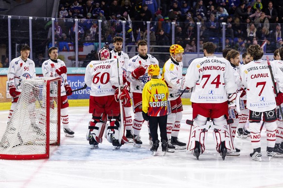 Ein PostFinance Kind und SC Rapperswil-Jona Lakers PostFinance Top Scorer Malte Stroemwall (Stromwall) vor dem Eishockey-Meisterschaftsspiel der National League zwischen den Teams EHC Kloten und SC Ra ...