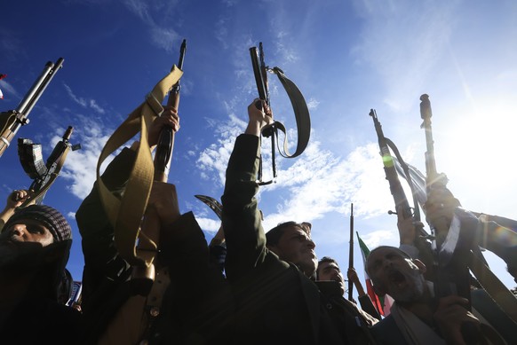 epaselect epa12854638 Houthi supporters shout slogans and raise their weapons during a rally in solidarity with Iran in Sana'a, Yemen, 27 March 2026. Yemen's Houthi leader, Abdul-Malik al-Ho ...