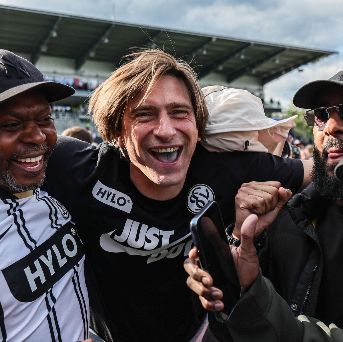 epa12968442 Elversberg's coach Vincent Wagner (C) celebrates their promotion to the 1st division of the Bundesliga with fans after the German Bundesliga second division soccer match between SV El ...