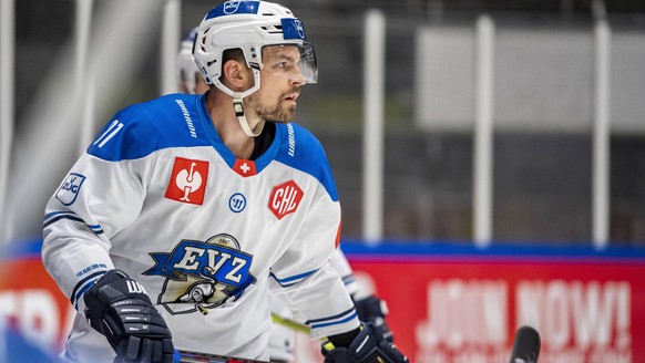 210826 Anton Lander of Zug during warm up ahead of the CHL game between Rögle and Zug on August 26, 2021 in Halmstad. Photo: Niclas Jönsson / BILDBYRAN / COP 273 / NO0044 ishockey Ice hockey, Eishocke ...