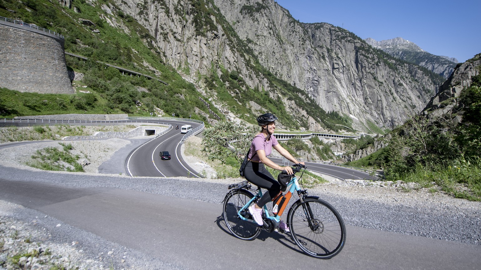 Eine Radfahrerin befindet sich auf der neuen Radstrecke in der Schoellenenschlucht zwischen Goeschenen und Andermatt anlaesslich einer Medientour zur Oeffnung des neuen Wander- und Velowegs, am Donner ...