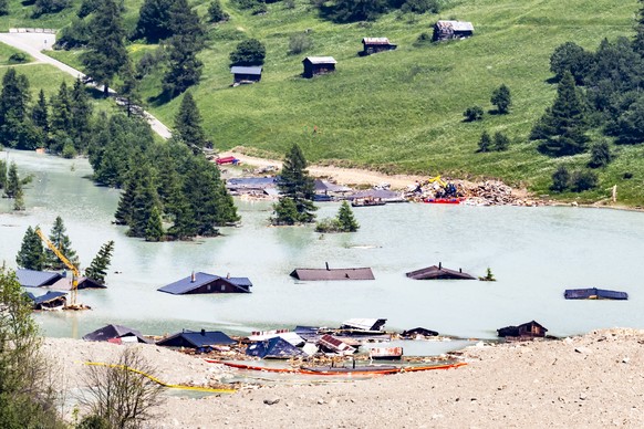 Deux barques de l&#039;Armee suisse naviguent sur le grand lac qui c&#039;est forme a l&#039;endroit du village de Blatten le vendredi 20 juin 2025 a Blatten dans le Loetschental. Le village de Blatte ...