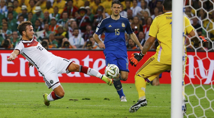 Mario Götze erzielt im WM-Final 2014 das Siegtor für Deutschland gegen Argentinien. Sein linker Schuh aus dem Spiel wechselt heute Abend in der ZDF-Sendung «Ein Herz für Kinder» den Besitzer. Götze ha ...