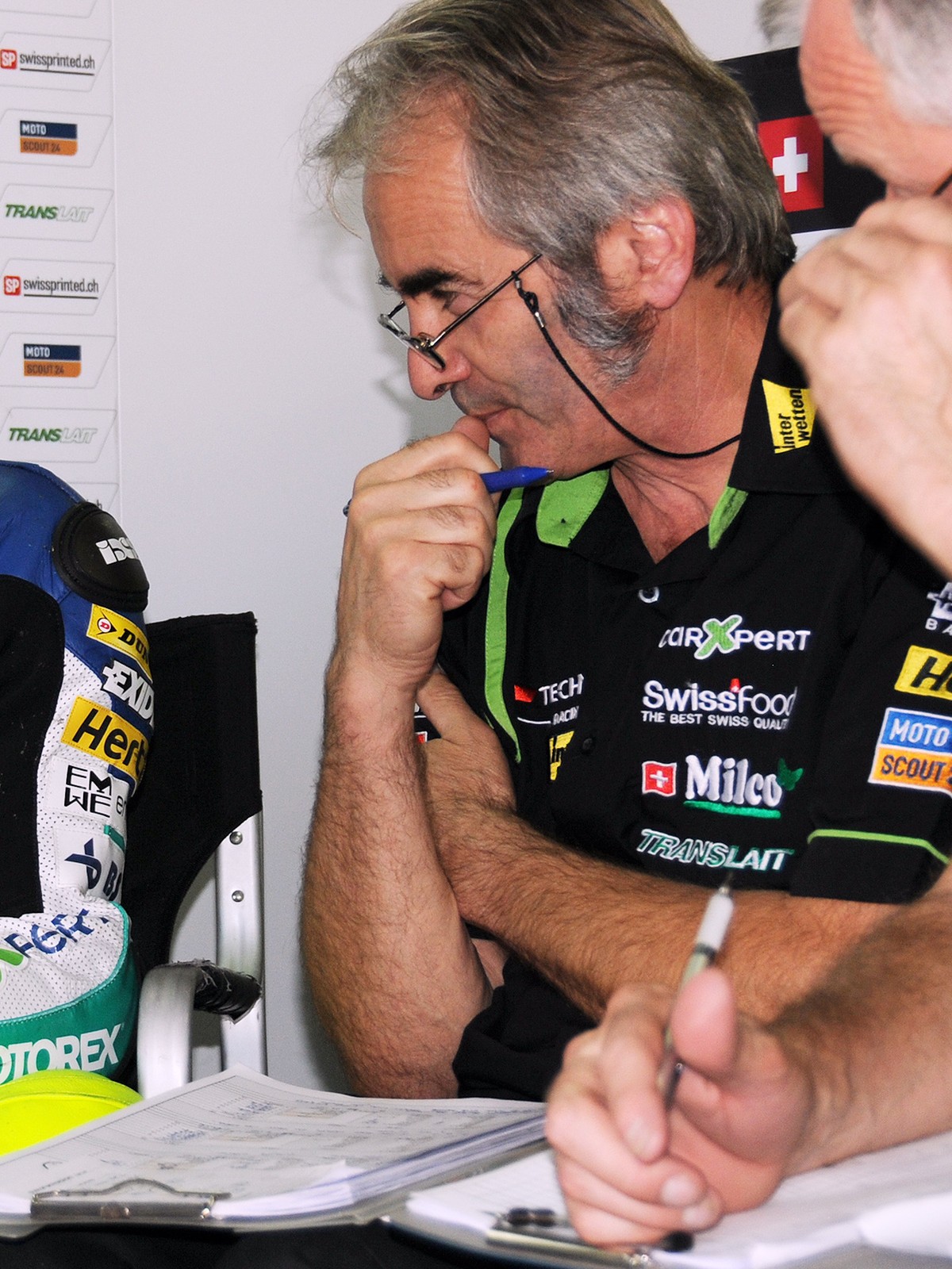 25.09.2015; Motorrad - Training GP Aragon;Dominique Aegerter (SUI), Kalex und Cheftechniker Gilles Bigot (FRA) (Waldemar Da Rin/freshfocus)