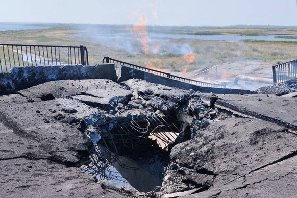 Russia: Genichesk Bridge in Kherson Region in aftermath of military strike RUSSIA, KHERSON REGION - AUGUST 6, 2023: A shell hole on Genichesk Bridge is seen after a Ukrainian military strike. Acting K ...