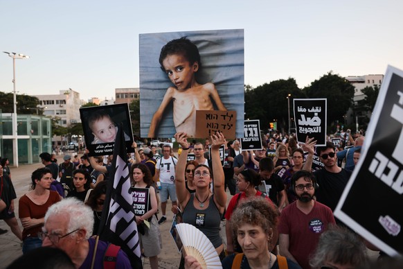 epa12253833 Israeli and Arab activists take part in a rally calling for an end to the war on Gaza and the famine stemming from it, in Tel Aviv, Israel, 22 July 2025. At least 100 Palestinians, includi ...