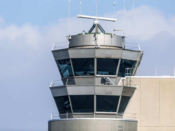 The control tower seen from the observation deck at Zurich Airport in Kloten in the canton of Zurich, Switzerland, pictured on February 18, 2013. (KEYSTONE/Gaetan Bally)

Sicht auf den Kontrolltower v ...
