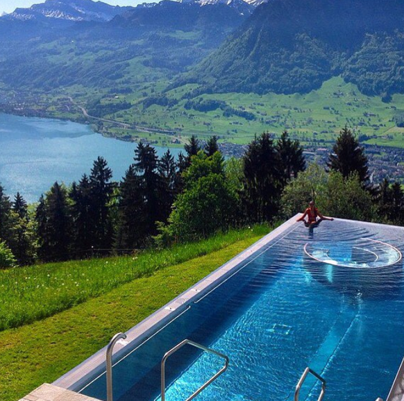 Hype, Hype! Millionen Menschen aus aller Welt verlieben sich in einen Pool nahe Luzern
DAS ist ein Pool ! Das Paradies auf Erden. Knacke ich den Euromillion - Jackpot, kaufe ich den Kasten.
