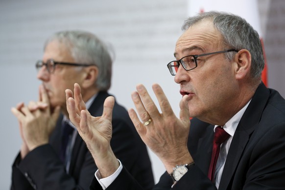 Bundesrat Guy Parmelin, rechts, spricht an der Seite von Botschafter Christian Catrina, waehrend einer Medienkonferenz, am Freitag, 9. Maerz 2018 in Bern. (KEYSTONE/Peter Klaunzer)