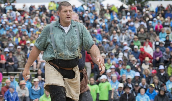 Martin Grab im 1. Gang beim traditionellen Schwing- und Aelplerfest auf Rigi Staffel am Sonntag, 9. Juli 2017. (KEYSTONE/Urs Flueeler)