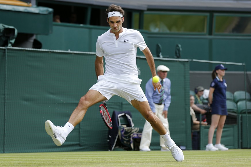 ZUM 35. GEBURTSTAG DES SCHWEIZER TENNISSPIELER ROGER FEDERER AM MONTAG, 8. AUGUST 2016, STELLEN WIR IHNEN FOLGENDES BILDMATERIAL ZUR VERFUEGUNG - Roger Federer, of Switzerland, hits the ball through h ...