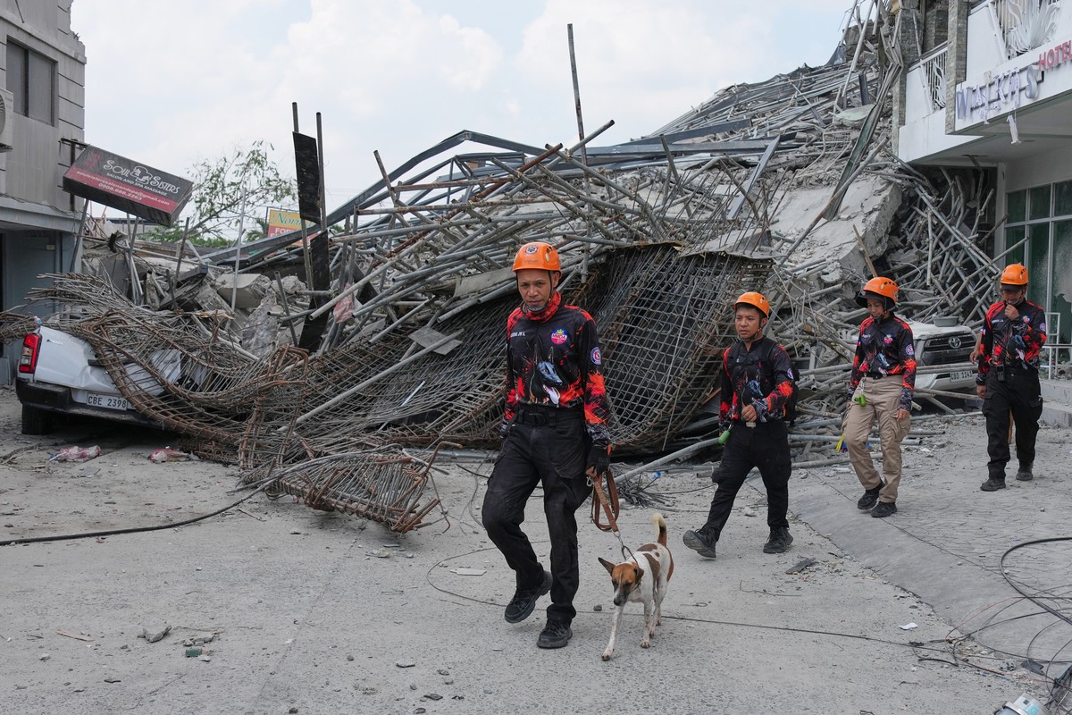 K9 units join rescuers as they continue search operations at a collapsed building in Angeles city in Pampanga province, north of Manila Monday, May 25, 2026. (AP Photo/Aaron Favila)
Philippines Buildi ...
