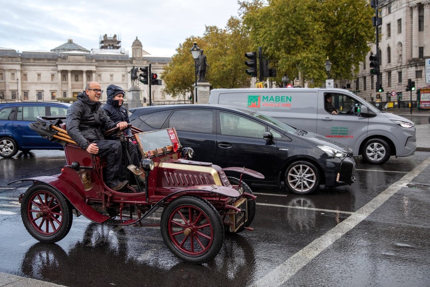 RAC London to Brighton Veteran Car Run - 02 Nov 2025 A veteran car sits in traffic whilst waiting for a green light. The annual RAC London to Brighton Veteran Car Run, founded in 1896, is the world s  ...