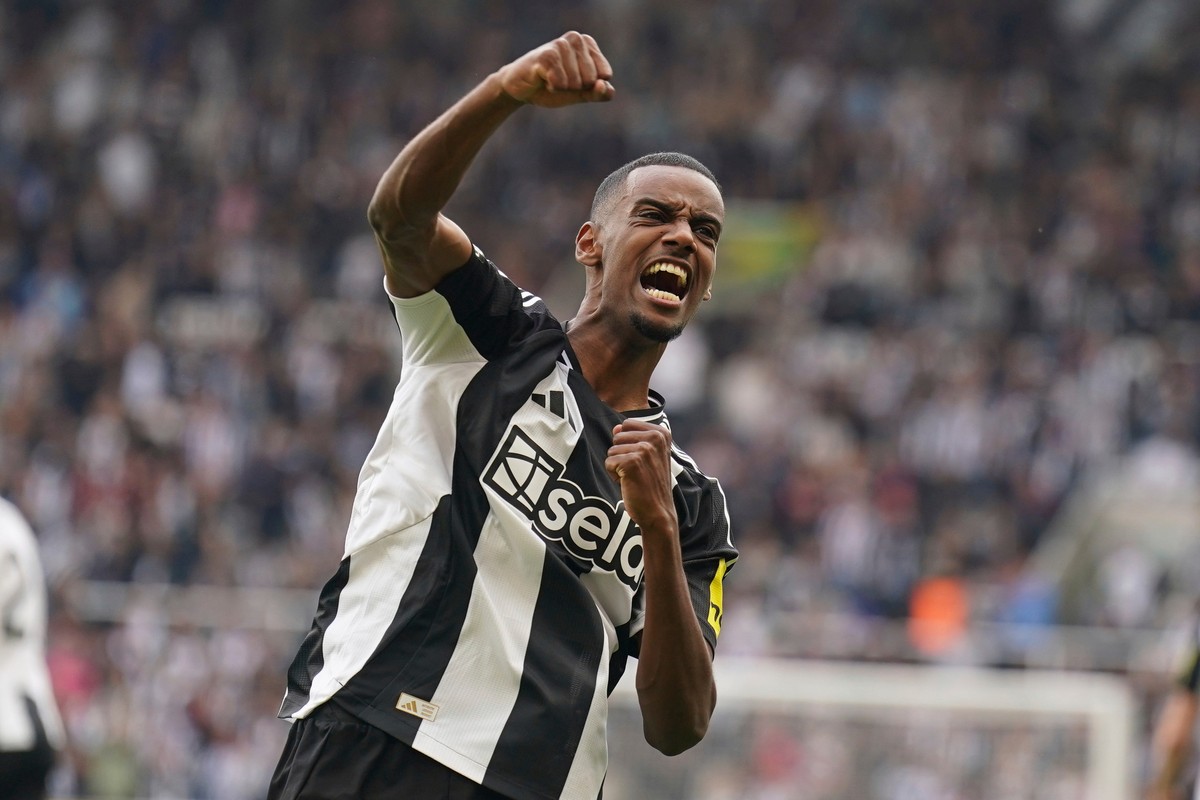 Newcastle United's Alexander Isak celebrates scoring during the English Premier League soccer match between Newcastle United and Ipswich Town at St James' Park, Newcastle, England, Saturday  ...