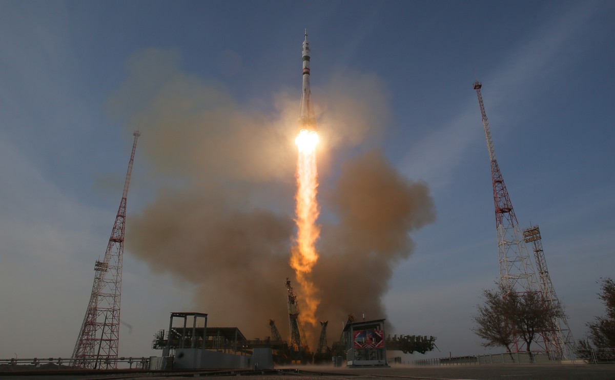 epaselect epa12552545 The Russian Soyuz-2.1a booster rocket carrying the Soyuz MS-28 spacecraft blasts off from the Russian-leased Baikonur Cosmodrome in Baikonur, Kazakhstan, on 27 November 2025. The ...