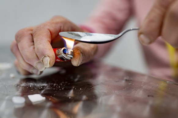 Une personne toxicodependante prepare son melange avant de prendre de la drogue (ici une boulette de cocaine qui sera prise par inhalation) dans l'espace de consommation securise (ECS) de la Ripo ...