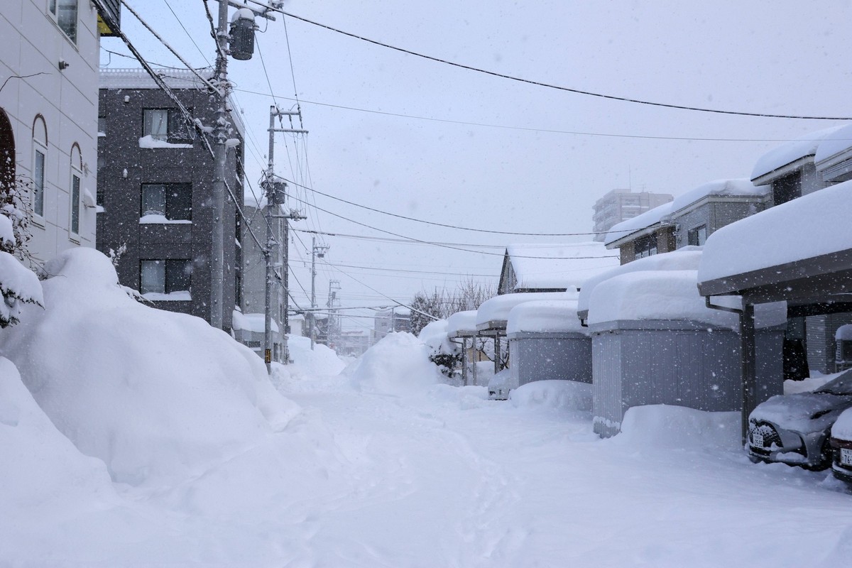 Snow piles up in Sapporo, Hokkaido, Japan, on Jan. 26, 2026, following heavy snowfall. Sapporo s snowfall exceeded the annual average, leading to disruptions in transportation services. PUBLICATIONxNO ...