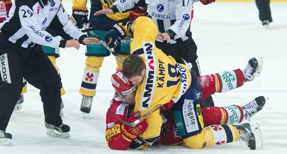 Eishockey Playoff NLB - SCL Tigers - SC Langenthal Langnau, 01.03.2015, National League B - Playoff 1/2-Final, SCL Tigers - SC Langenthal, Martin Stettler (Tigers) im Faustkampf mit Marc Kaempf (Lange ...