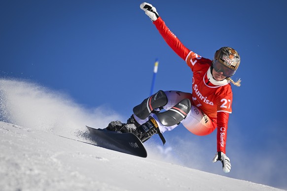 epa11073160 Julie Zogg of Switzerland in action during the Parallel Giant Slalom race at the FIS Snow Boarding World Cup in Scuol, Switzerland, 13 January 2024. EPA/GIAN EHRENZELLER