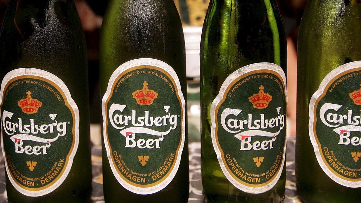 epa05152528 (FILE) A file photo dated 16 February 2006 showing a bar employee lining up Danish Carlsberg beer bottles at a bar in Jakarta, Indonesia. Danish brewer Carlsberg on 10 February 2016 said f ...