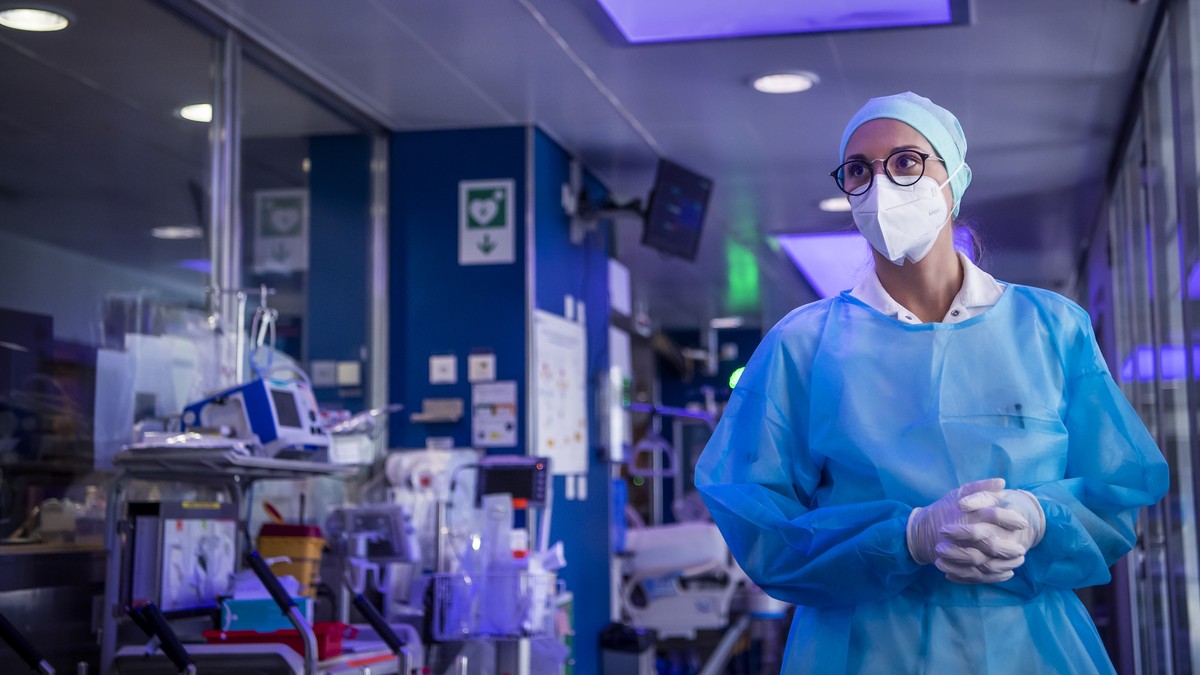 Medical worker reacts next to a patient with Covid-19 in the intensive care unit at the the University Hospital (CHUV) during the coronavirus disease (COVID-19) outbreak in Lausanne, Switzerland, Frid ...