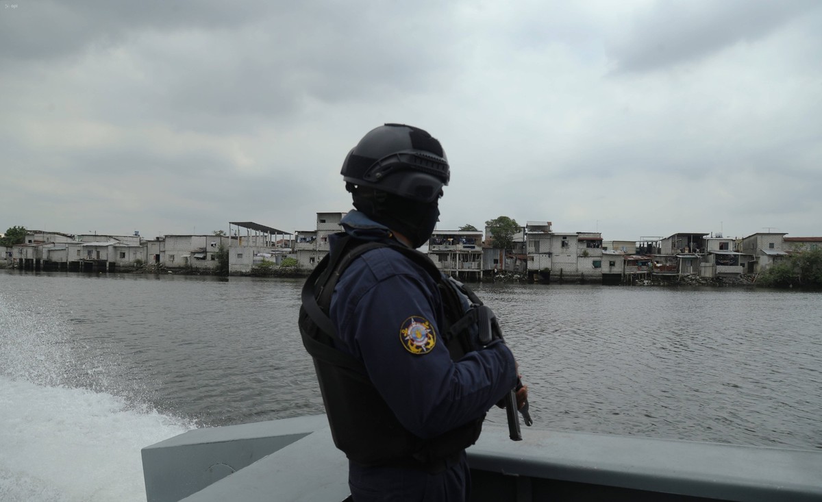 GYE-OPERATIVO FLUVIAL NARCOTRAFICO Guayaquil, jueves 28 de marzo del 2024 Miembros del Comando de Guardacostas de la Armada Nacional, durante un recorrido por el ingreso del golfo y cercanias al puert ...