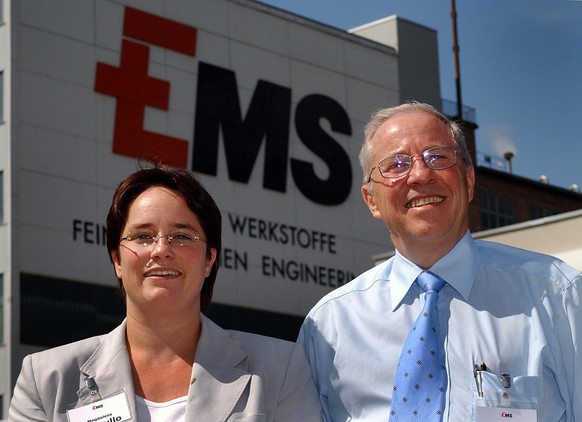 Christoph Blocher, rechts, CEO und Praesident des Verwaltungsrates der EMS-Chemie Holding AG, und seine Tochter Magdalena Martullo-Blocher, links, Vize-Praesidentin des Verwaltungsrates, vor dem Fabri ...