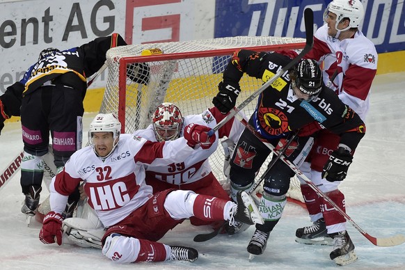 Gruppenbild ohne Puck: Intensiver Einsatz vor Huets Tor.