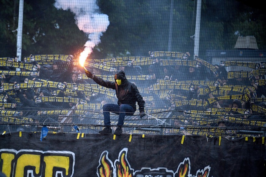 Young Boys&amp;#039;s ultras, during the Super League soccer match FC Lugano against Young Boys at the Cornaredo stadium in Lugano, Saturday, May 07, 2022. .(KEYSTONE-ATS / Ti-Press / Samuel Golay)