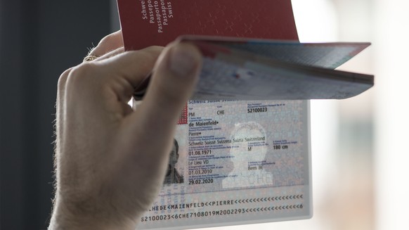 ARCHIV -- ZUM 10. JAHRESTAG DER ABSTIMMUNG ZUM BIOMETRISCHEN PASS AM DONNERSTAG, 16. MAI 2019, STELLEN WIR IHNEN FOLGENDES BILDMATERIAL ZUR VERFUEGUNG -- Ein Muster des biometrischen Schweizer Pass, a ...