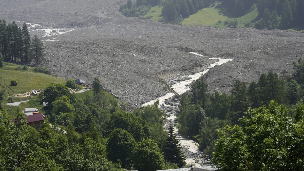 Forschende-vermessen-das-Bergsturzgebiet-in-Blatten