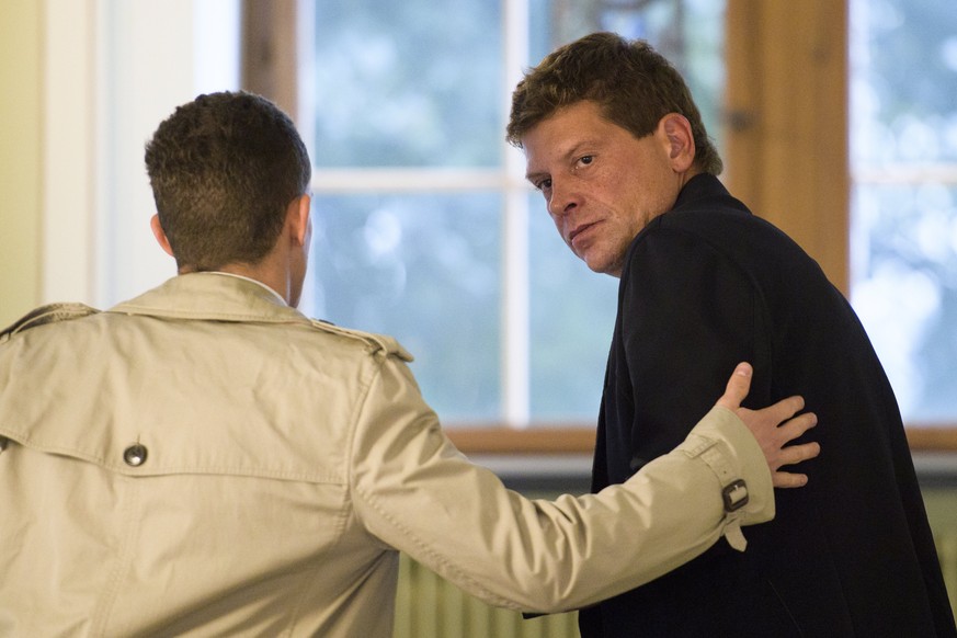 epa06204258 Former German road bicycle racer Jan Ullrich (R) and his attourney Wolfgang Hoppe talk during a break of Ullrich&#039;s trial at the Rathaus in Weinfelden, Switzerland, 14 September 2017.  ...