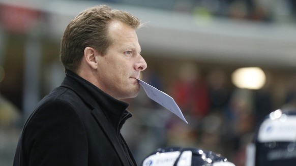 Biels Trainer Kevin Schlaepfer im Eishockey Viertelfinal Cupspiel zwischen dem EHC Biel und den Kloten Flyers, am Dienstag, 24. Novemer 2015 in der Tissot Arena in Biel. (KEYSTONE/Peter Klaunzer)