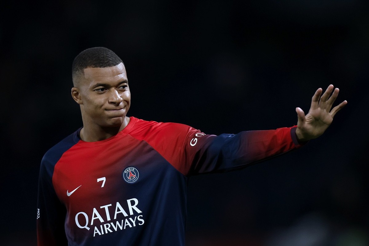epa10881320 Paris Saint Germain's Kylian Mbappe warms up prior to the French Ligue 1 match between Paris Saint-Germain and Olympique de Marseille in Paris, France, 24 September 2023. EPA/YOAN VAL ...