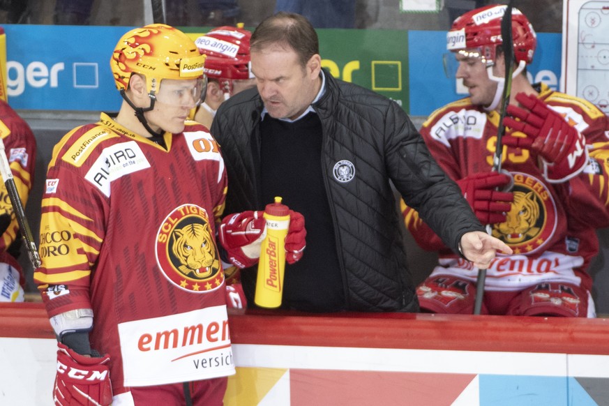 Tigers Head Coach Heinz Ehlers, gibt Topscorer Harry Pesonen Anweisungen, waehrend dem Meisterschaftsspiel der National League, zwischen den SCL Tigers und dem HC Lugano am Freitag 16.November 2018 in ...