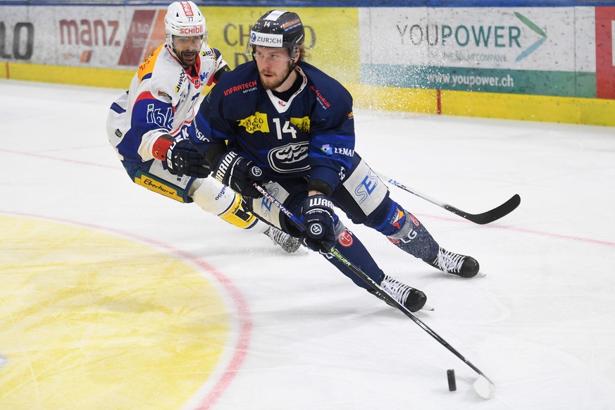 Ambri&#039;s player Filip Chlapik, right, fights for the puck with Kloten&#039;s player Matteo Nodari, left, during a National League regular season game between HC Ambri-Piotta and EHC Kloten at the  ...