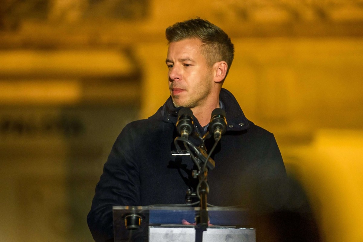 Le chef de l'opposition hongroise, Peter Magyar, s'adresse aux manifestants qui réclament la démission du Premier ministre Viktor Orban en raison de l'inaction perçue du gouvernement fa ...