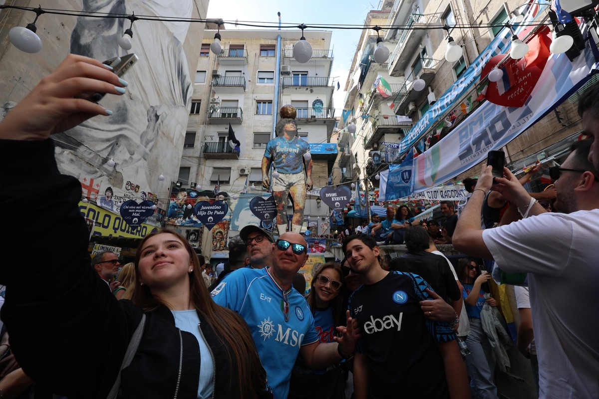 epaselect epa12131224 People gather at the "D10S", a 6.20-metre-high statue dedicated to Diego Armando Maradona, created by Salvador Gaudenti and being inaugurated in the Quartieri Spagnoli, ...