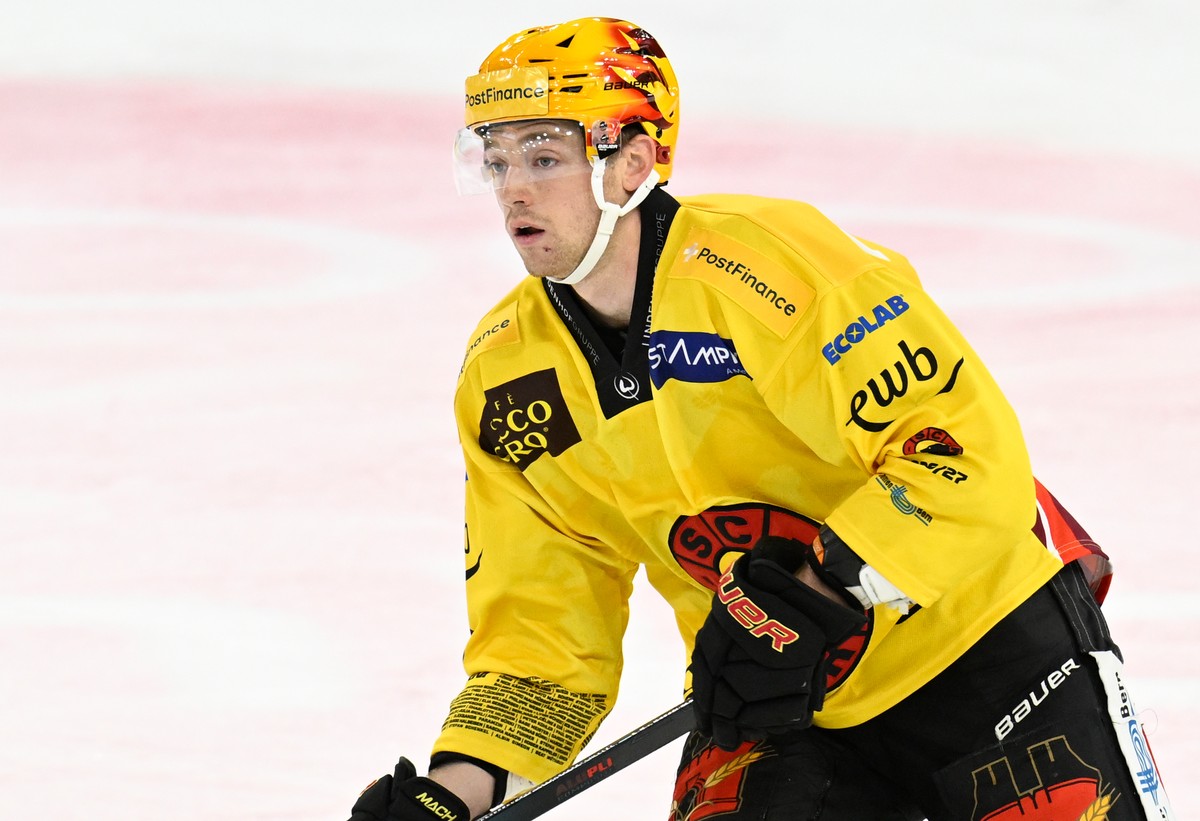 Berns PostFinace Top Scorer Ian Mitchell, beim Eishockey-Qualifikationsspiel der National League, zwischen den SCL Tigers und dem SC Bern, am Samstag, 17. Oktober 2026, in der Emmental Versicherung Ar ...