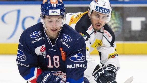 Zuerichs Raphael Prassl, links, kaempft um den Puck gegen Ambris Tobias Fohrler, rechts, im Eishockeyspiel der National League zwischen den ZSC Lions und dem HC Ambri-Piotta am Samstag, 28. September  ...