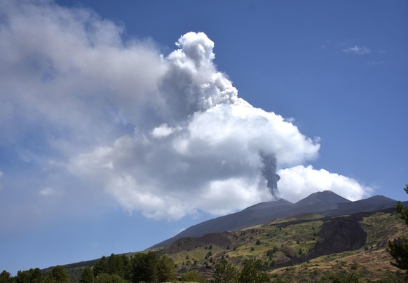 KEYPIX - epa13141394 A plume of ash and smoke billows from the Voragine crater of Mount Etna, seen from Catania, Sicily, Italy, 30 July 2026. The volcanic activity in the Voragine crater has gone from ...