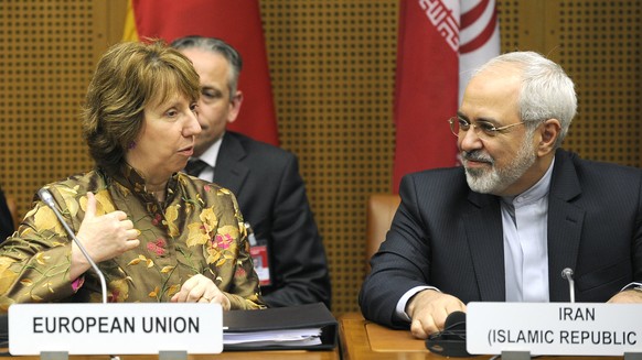 EU-Aussenbeauftragte Catherine Ashton, links, und der iranische Aussenminister Mohammed Dschawad Sarif im Rahmen der vierten Gespraechsrunde zwischen den den UNO-Vetomaechten (USA, Russland, China, Fr ...