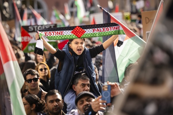 A boy holds a Palestinian flag during a rally supporting the Palestinian people, on Saturday, October 28, 2023 in Zurich, Switzerland. (KEYSTONE/Michael Buholzer)